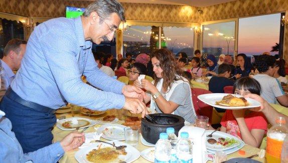 Müdür Şükür Köseden Mülteci Çocuklara İftar Yemeği