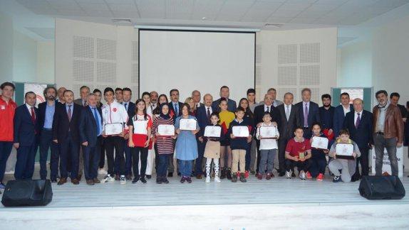 Uluslararası Yarışmalarda derece alan öğrencilere ödülleri verildi.