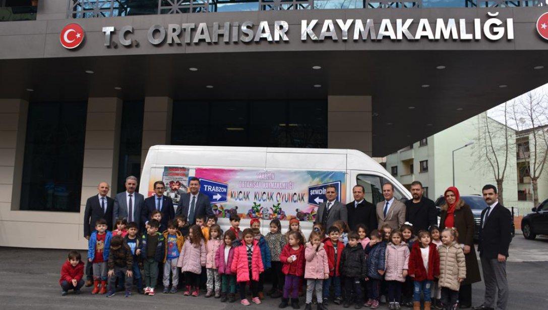 Trabzonlu Minik Öğrencilerden Malatya, Van ve Hakkari'deki Kardeşlerine  Hediye Konvoyu Yola Çıktı